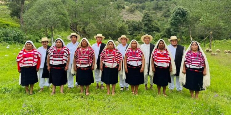 Los habitantes preservan la vestimenta tradicional de Santo Tomás Ocotepec.