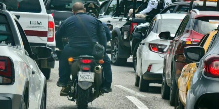 ¿Y el casco, secretario? Captan Secretario de Seguridad de Oaxaca violando la ley que debería hacer cumplir