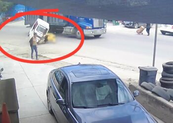 VIDEO ¡Mototaxista sale volando al ser embestido por camión Torton en riberas del Atoyac