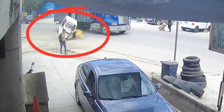 VIDEO ¡Mototaxista sale volando al ser embestido por camión Torton en riberas del Atoyac