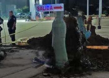 Una mujer colisionó en la avenida 5 de febrero.