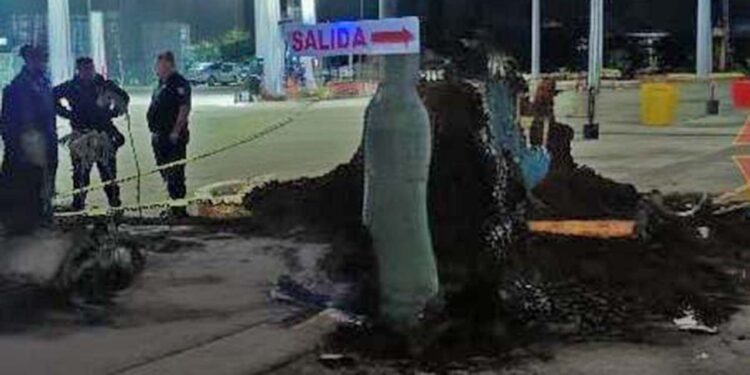 Una mujer colisionó en la avenida 5 de febrero.
