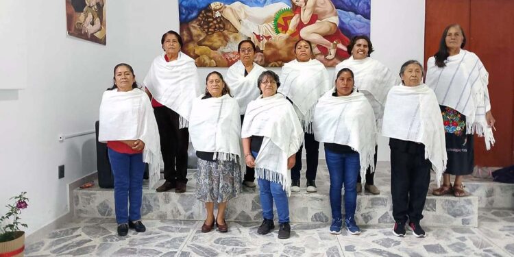 Más de una decena de mujeres participaron en el curso de “Deshilado y Bordado de Ropa Típica”