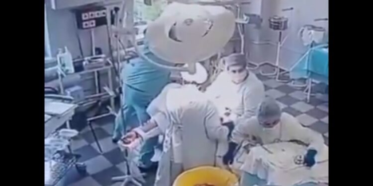 VIDEO | Cirujanos y héroes: siguen operando en pleno terremoto de 8.8 en Kamchatka