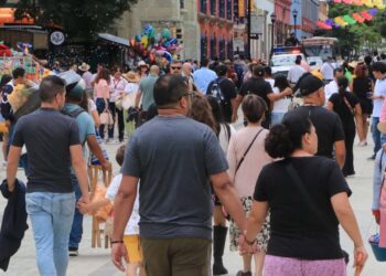 Foto: Adrián Gaytán // Alta movilidad de personas en el zócalo de la capital oaxaqueña.