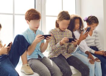Niños menores de 13 años y el celular: Riesgos para su salud mental, según un estudio