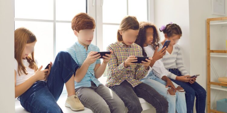 Niños menores de 13 años y el celular: Riesgos para su salud mental, según un estudio