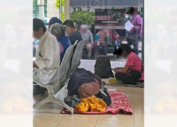 Foto: cortesía // Pacientes del IMSS tienen que esperar por una cama más de 24 horas en el suelo.