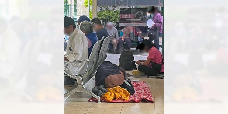 Foto: cortesía // Pacientes del IMSS tienen que esperar por una cama más de 24 horas en el suelo.