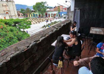 Foto: Adrián Gaytán // Para regular la operación de las terrazas comerciales, el ayuntamiento analiza reformas al Reglamento de Aplicación del Plan Parcial del Centro Histórico.