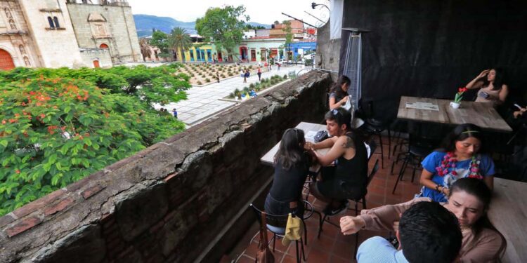 Foto: Adrián Gaytán // Para regular la operación de las terrazas comerciales, el ayuntamiento analiza reformas al Reglamento de Aplicación del Plan Parcial del Centro Histórico.