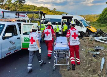 Paramédicos auxiliaron a los lesionados.