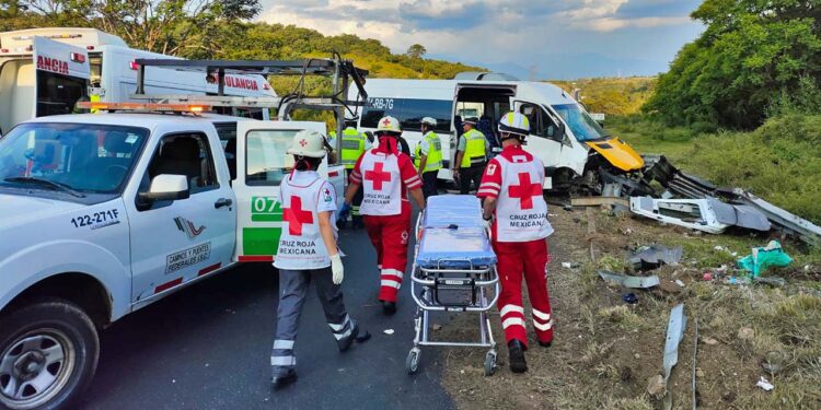 Paramédicos auxiliaron a los lesionados.