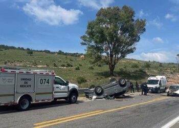 Sujetos en presunto estado de ebriedad provocaron un accidente en la autopista Oaxaca-Cuacnopalan.