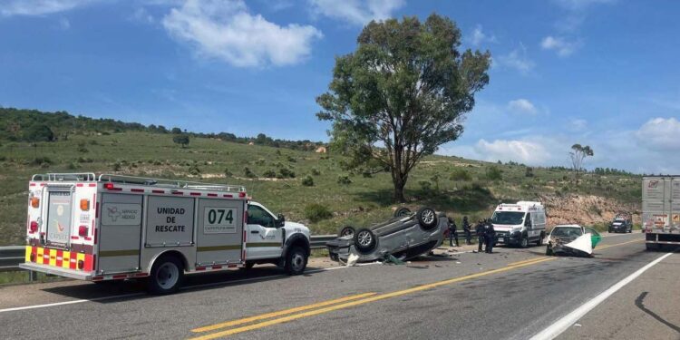 Sujetos en presunto estado de ebriedad provocaron un accidente en la autopista Oaxaca-Cuacnopalan.