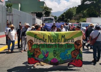 Señalan que las autoridades han otorgado permisos a las empresas mineras sin el consentimiento de las comunidades.