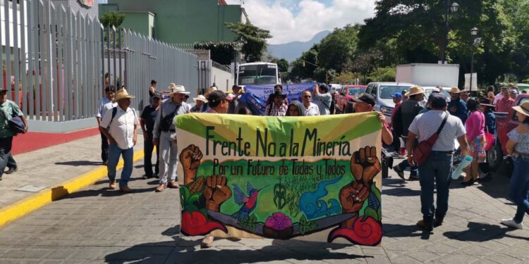 Señalan que las autoridades han otorgado permisos a las empresas mineras sin el consentimiento de las comunidades.