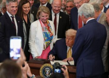 Trump acusa a cárteles mexicanos de tener “tremendo control” sobre México durante firma de ley anti-fentanilo