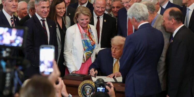 Trump acusa a cárteles mexicanos de tener “tremendo control” sobre México durante firma de ley anti-fentanilo