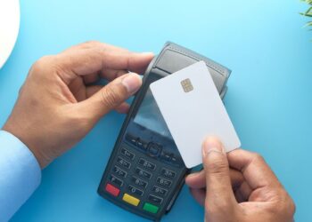 Guía de finanzas personales para vacaciones: cómo proteger tus pagos en el verano