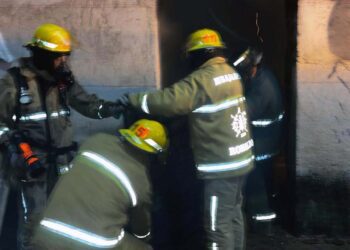 Un incendio arrasó con una vivienda en abandono.