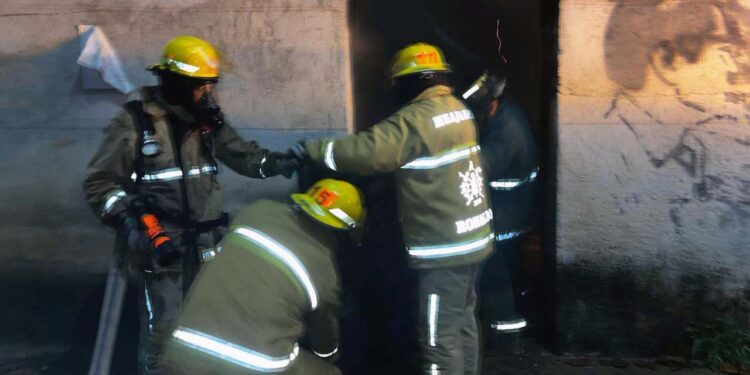 Un incendio arrasó con una vivienda en abandono.