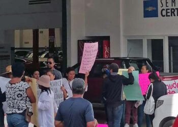 Al menos una decena de clientes volvió a manifestarse en la entrada de la agencia.