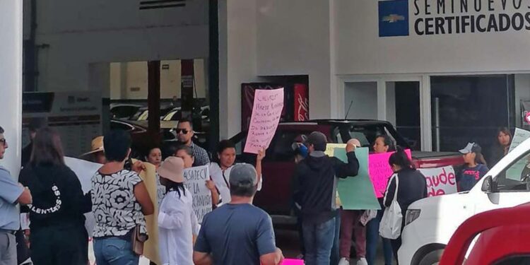 Al menos una decena de clientes volvió a manifestarse en la entrada de la agencia.