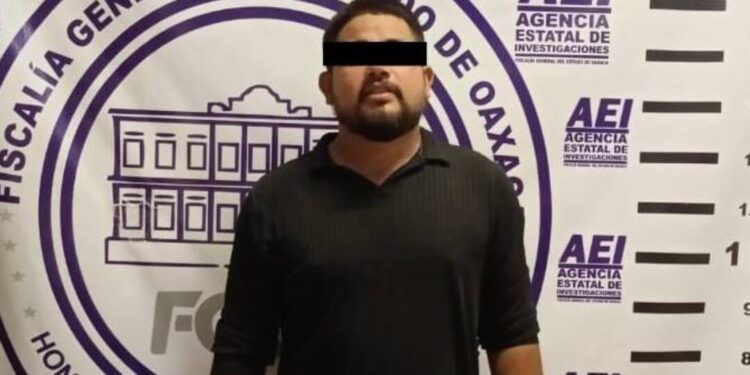 ¡Se hacía pasar por Fiscal para extorsionar! Exfuncionario detenido con más de 40 mil pesos en Pinotepa