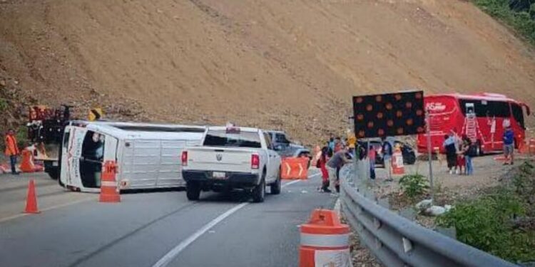 ¡Grave accidente en autopista Oaxaca–Puerto Escondido! 10 lesionados tras volcadura de urvan