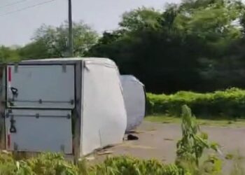 ¡Fatal accidente en la Transístmica! Un muerto y dos heridos tras volcadura de camioneta empresarial