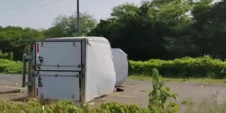 ¡Fatal accidente en la Transístmica! Un muerto y dos heridos tras volcadura de camioneta empresarial