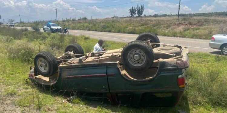 Volcadura en carretera 175 moviliza a autoridades en Ejutla de Crespo