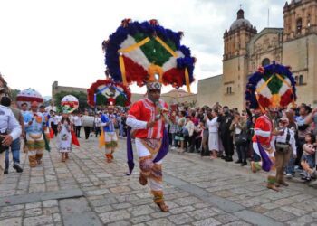 Fotos: Adrián Gaytán // Con la alegre y colorida presentación de 350 personas, a las que se sumaron oaxaqueños, visitantes y turistas, concluyó hace unos minutos el primer Convite de Julio, mes de la Guelaguetza 2025