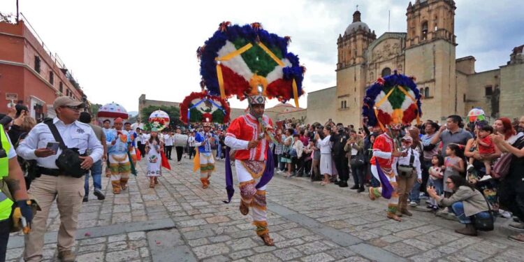 Fotos: Adrián Gaytán // Con la alegre y colorida presentación de 350 personas, a las que se sumaron oaxaqueños, visitantes y turistas, concluyó hace unos minutos el primer Convite de Julio, mes de la Guelaguetza 2025