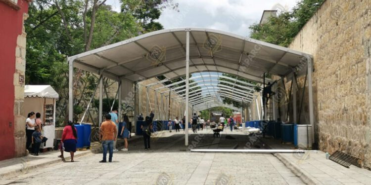 Inicia invasión de ambulantes en Macedonio Alcalá y Reforma
