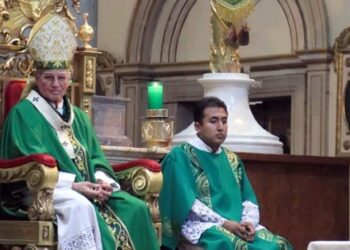 Al iniciar su homilía, llamó a los feligreses a detenerse en el amor al prójimo, “ahí está la medida de cuánto amamos a Dios”.