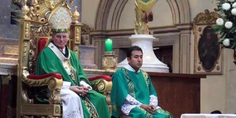 Al iniciar su homilía, llamó a los feligreses a detenerse en el amor al prójimo, “ahí está la medida de cuánto amamos a Dios”.