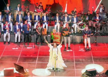 Durante dos horas, Lila Downs ofreció un espectáculo en el que se entrelazaron lenguas originarias, sonidos de la tierra y un poderoso mensaje de identidad, justicia y celebración de la diversidad cultural.