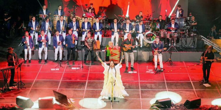 Durante dos horas, Lila Downs ofreció un espectáculo en el que se entrelazaron lenguas originarias, sonidos de la tierra y un poderoso mensaje de identidad, justicia y celebración de la diversidad cultural.