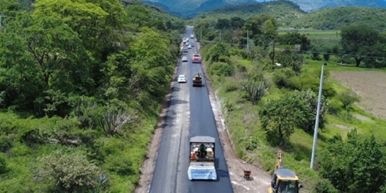 Repavimentan vías a Nochixtlán, Huajuapan, Tehuacán y la Mixteca