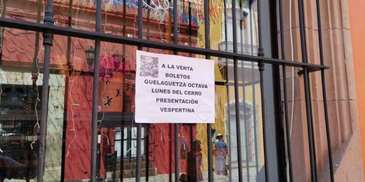 Foto: El Imparcial de Oaxaca // En la víspera del primer Lunes del Cerro se ha desencadenado la reventa de boletos para las 4 ediciones de la Guelaguetza de los próximos lunes 22 y 28 de julio.
