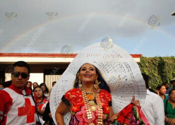 Dos arcoíris, uno en el cielo otro en tierra enmarcan el Desfile de Delegaciones