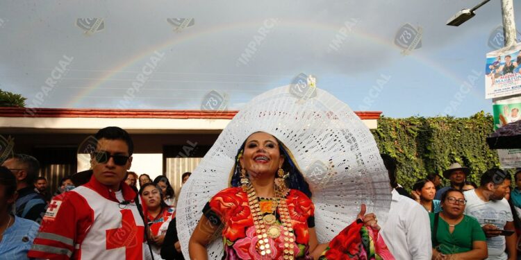 Dos arcoíris, uno en el cielo otro en tierra enmarcan el Desfile de Delegaciones