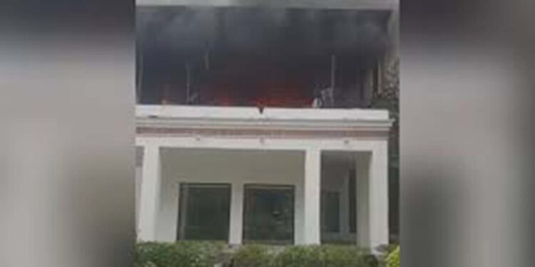 Incendian la casa de El Bronco en NL; atacante resultó herido