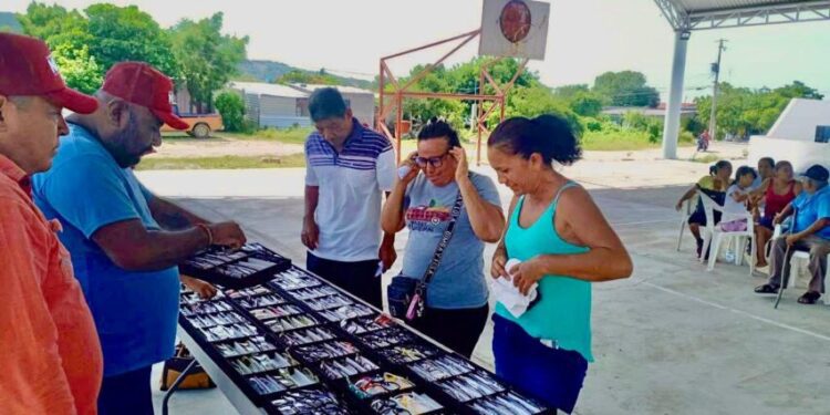 Fundación Nino, realiza exámenes de la vista en colonias de Salina Cruz