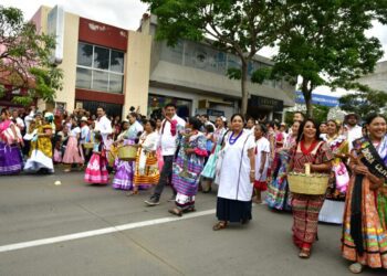 ¡Viva Oaxaca! ¡Viva la Guelaguetza! fresca tarde en el Desfile de Delegaciones
