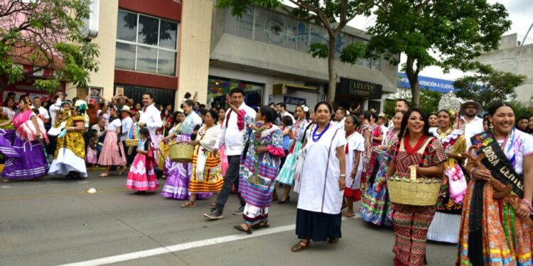 ¡Viva Oaxaca! ¡Viva la Guelaguetza! fresca tarde en el Desfile de Delegaciones