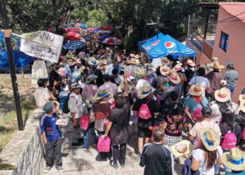 Las y los visitantes pudieron disfrutar de las cuatro presentaciones de la Guelaguetza en el Cerro del Fortín.
