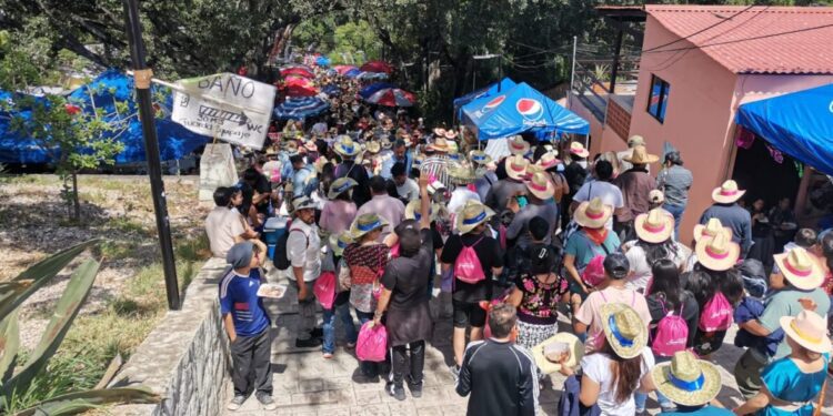 Las y los visitantes pudieron disfrutar de las cuatro presentaciones de la Guelaguetza en el Cerro del Fortín.